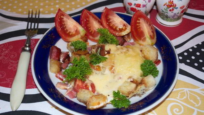 Рецепт яичницы с колбасой и хлебом