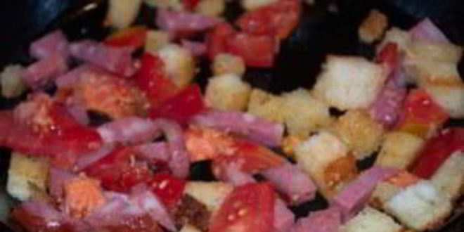 Рецепт яичницы с колбасой и хлебом