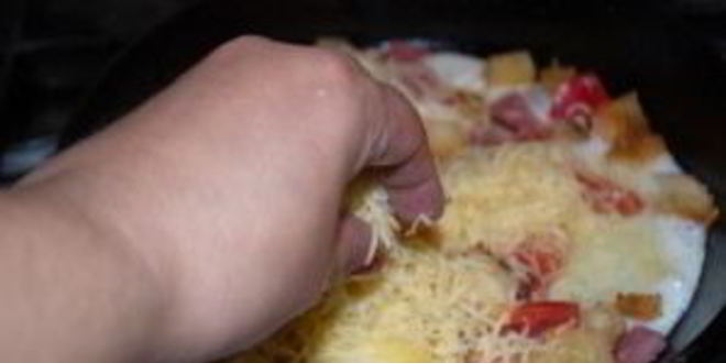 Рецепт яичницы с колбасой и хлебом