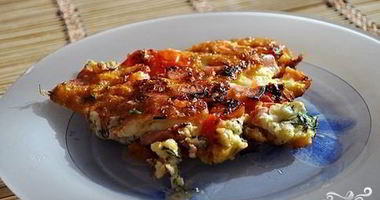 Рецепт Яичницы с колбасой, помидорами и сыром