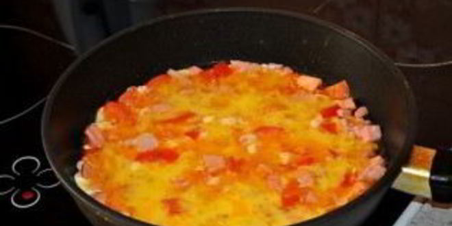 Рецепт яичницы с колбасой, помидорами и сыром
