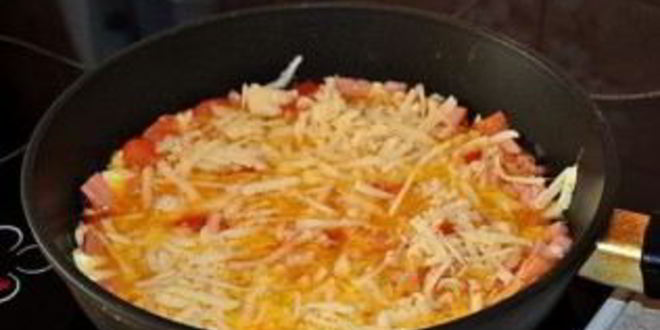 Рецепт яичницы с колбасой, помидорами и сыром