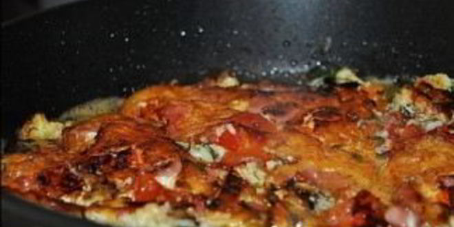 Рецепт яичницы с колбасой, помидорами и сыром