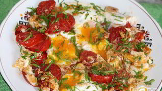 Рецепт Яичницы с помидорами и чесноком