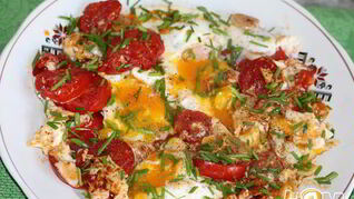 Рецепт Яичницы с помидорами и чесноком
