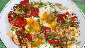 Рецепт Яичницы с помидорами и чесноком