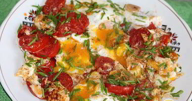 Рецепт Яичницы с помидорами и чесноком