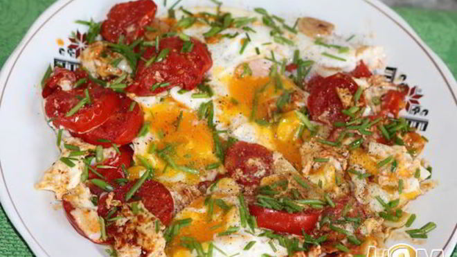 Рецепт яичницы с помидорами и чесноком