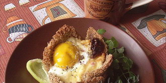 Рецепт Яичницы с помидорами и ветчиной в хлебе