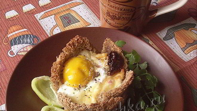 Рецепт яичницы с помидорами и ветчиной в хлебе