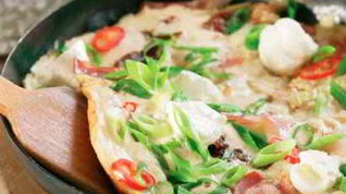 Рецепт Яичницы с шампиньонами, колбасками и сыром