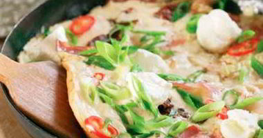 Рецепт Яичницы с шампиньонами, колбасками и сыром