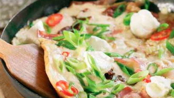 Рецепт яичницы с шампиньонами, колбасками и сыром