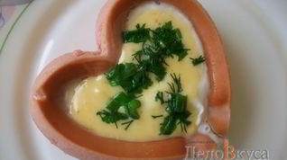 Рецепт Яичницы с сосисками для романтического завтрака