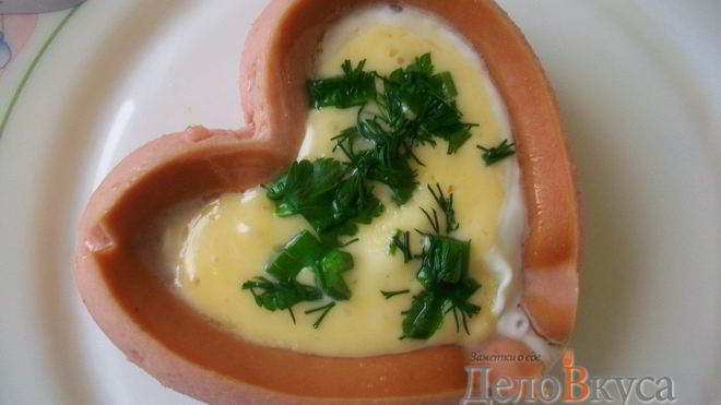 Рецепт яичницы с сосисками для романтического завтрака