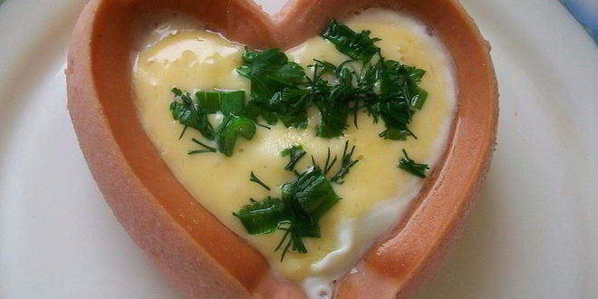 Рецепт яичницы с сосисками для романтического завтрака