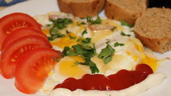 Рецепт яичницы с сыром плавленным