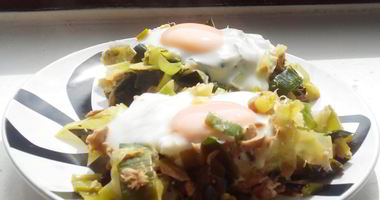 Рецепт Яичницы с тунцом и луком пореем