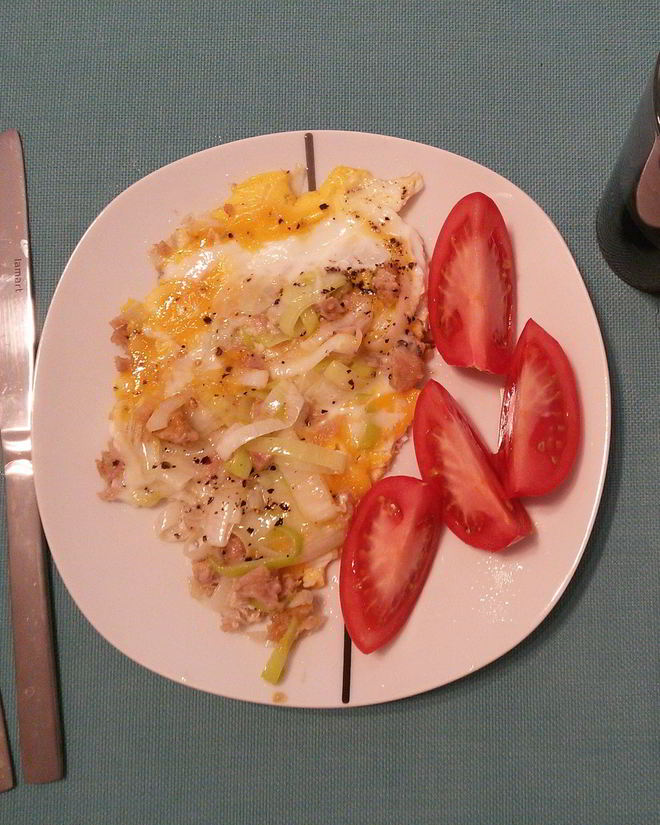 Рецепт яичницы с тунцом и луком пореем