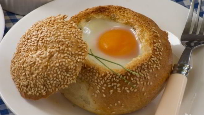Рецепт яичницы в булочке