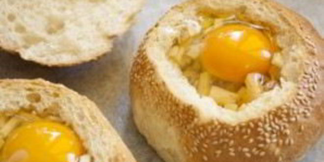 Рецепт яичницы в булочке