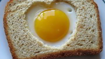 Рецепт Яичницы в хлебе Сердечко