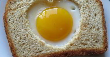 Рецепт Яичницы в хлебе Сердечко