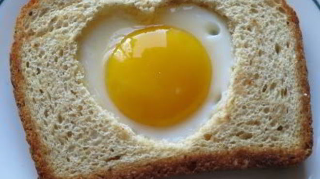 Рецепт яичницы в хлебе сердечко