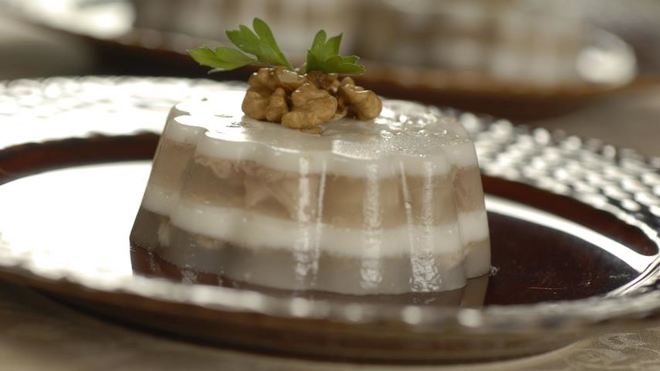 Рецепт заливного из курицы с грецкими орехами
