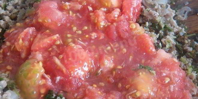 Рецепт запеченных помидоров с мясом в фольге