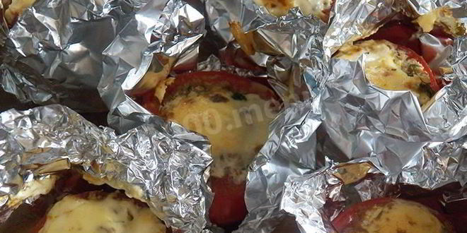 Рецепт запеченных помидоров с мясом в фольге