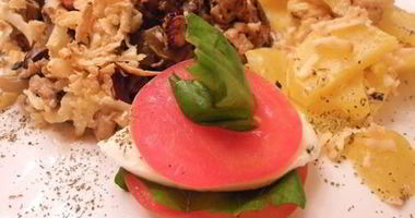 Рецепт Куриного жюльена в портобелло с запеченным картофелем и капрезе