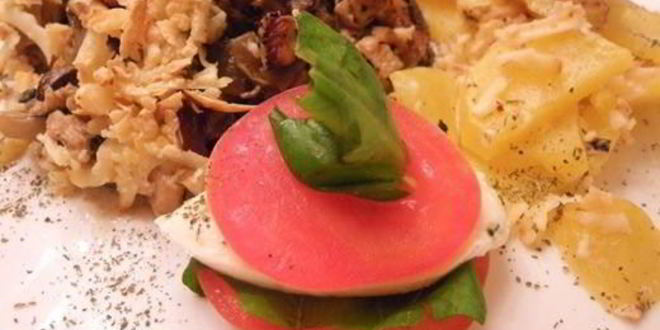 Рецепт Куриного жюльена в портобелло с запеченным картофелем и капрезе