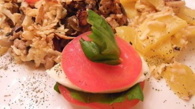 Рецепт куриного жюльена в портобелло с запеченным картофелем и капрезе