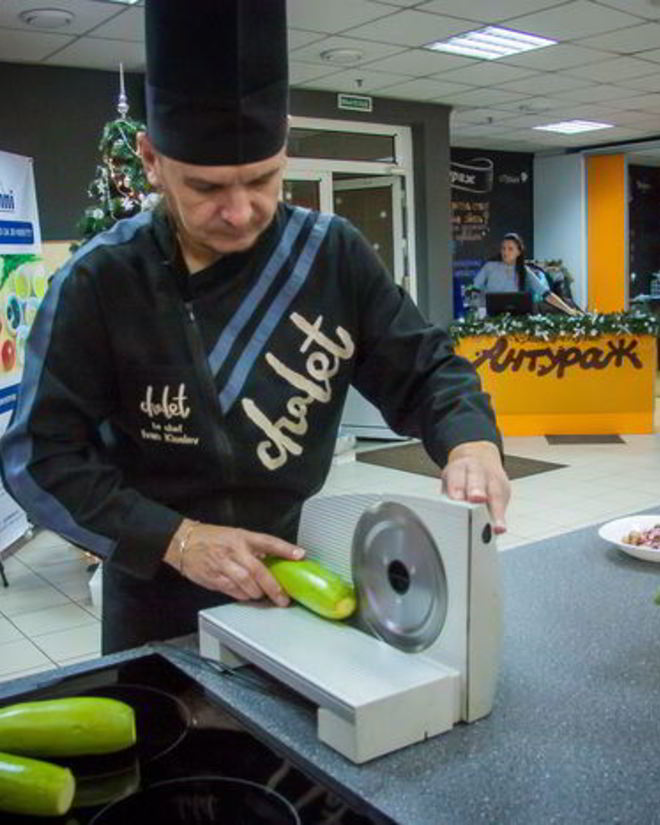 Рецепт рулетиков из цукини с жульеном