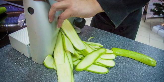 Рецепт рулетиков из цукини с жульеном