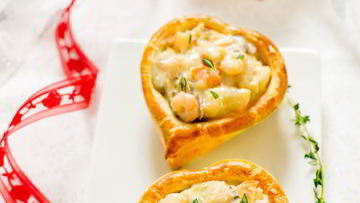 Рецепт Слоеных сердечек с жюльеном из креветок