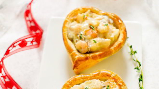 Рецепт слоеных сердечек с жюльеном из креветок