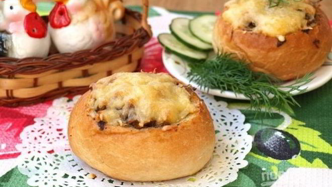 Рецепт сытного жульена в булочке