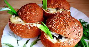 Рецепт Жюльена с курицей и грибами в булочках