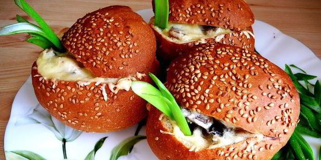 Рецепт Жюльена с курицей и грибами в булочках