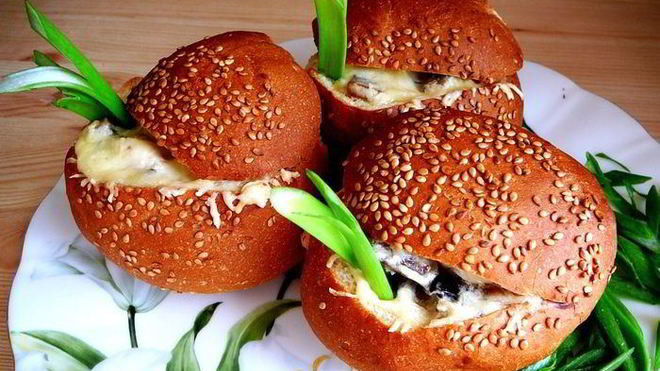 Рецепт жюльена с курицей и грибами в булочках
