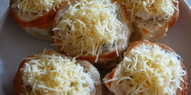 Рецепт жюльена с курицей и грибами в булочках